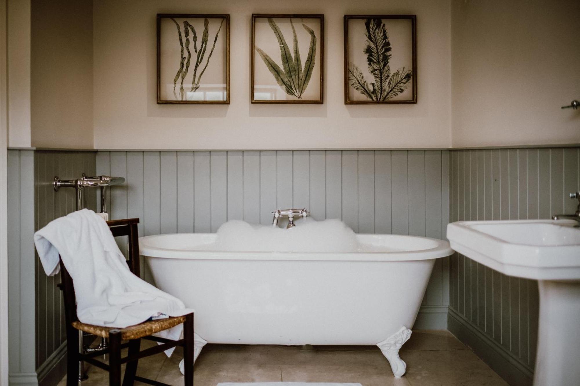 The Hare & Hounds Inn Bowland Bridge Exteriér fotografie